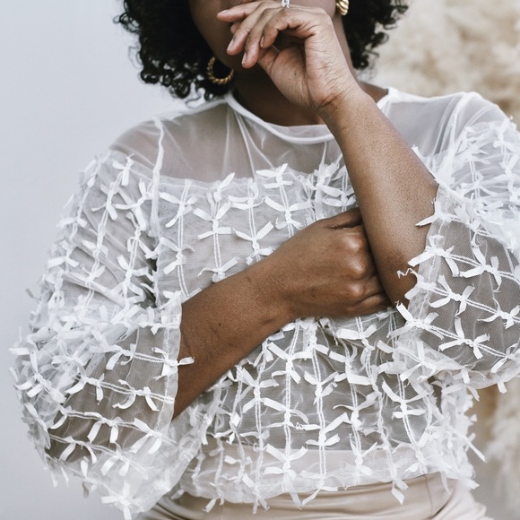 White cropped mesh bow top with bell sleeve - Picture 3 of 6